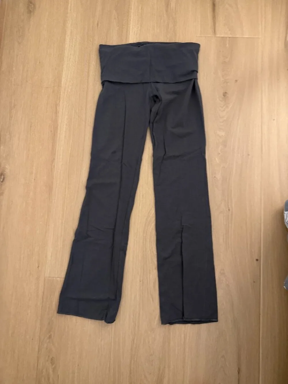 SKIMS Cotton Jersey Foldover Pant (Ash, size M) - Picture 5 of 9
